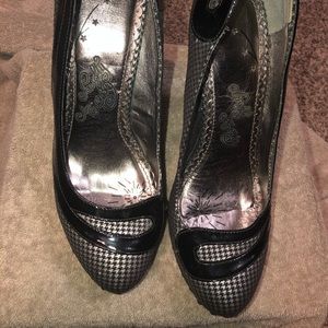 Naughty monkey platform pumps size 9 houndstooth and red with rivet detail
